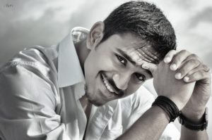 Giovane ragazzo narcisista